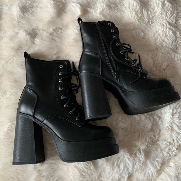 Madden Girl Platform Lace Up Boots, Size 8, NEW - Picture 1 of 9